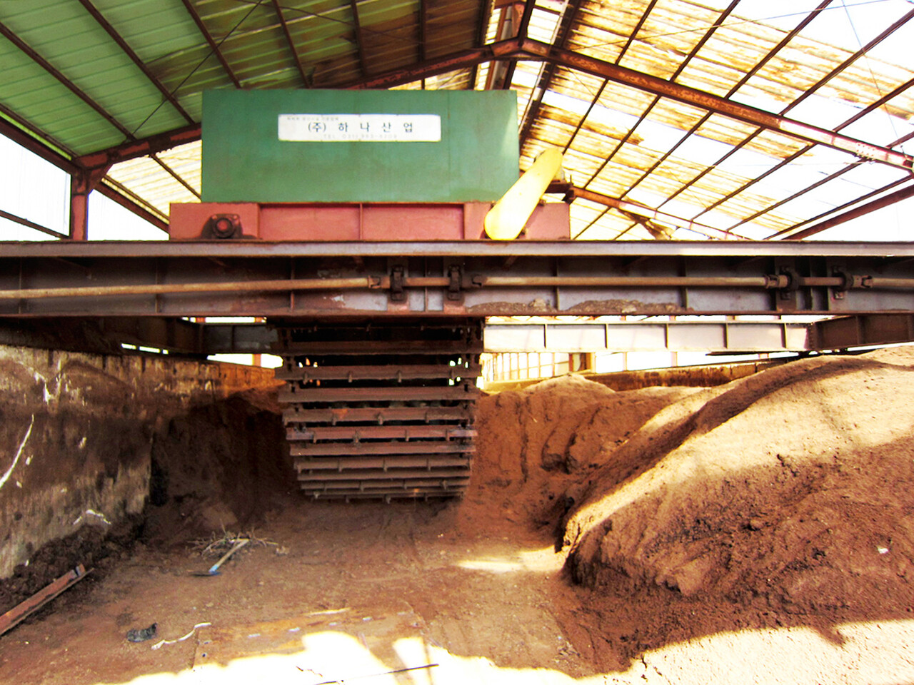 정부의 규제 강화와 제도 변경 등으로 인해 퇴비산업이 위축될 위기에 놓였다. 사진은 한 퇴비 공장에서 교반기를 사용해 퇴비를 생산하는 모습. 	[한국유기질비료산업협동조합]