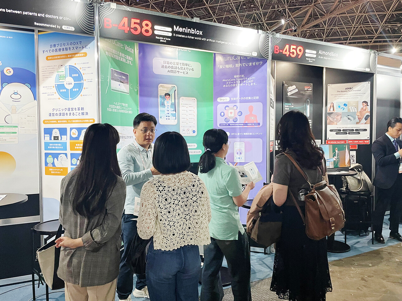 지난 8일부터 10일까지 일본 도쿄 빅사이트 전시장에서 열린 ‘스시테크 도쿄(SusHi Tech Tokyo) 2025’에서 맨인블록 관계자가 참관객들에게 서비스를 소개하고 있다.  [벤처기업협회]