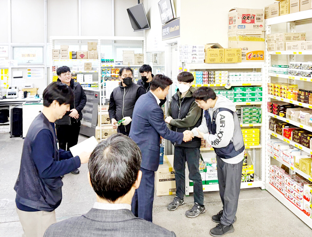 지난해 11월 20일 조용익 부천시장이 부천시수퍼마켓협동조합 물류센터를 방문해 PB상품을 개발한 협동조합 전문인력을 격려하고 있다.  	[부천시수퍼마켓협동조합]