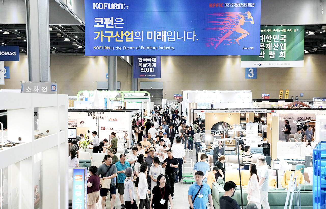 대한민국 대표 국제 가구 전시회 ‘2025 한국국제가구 및 인테리어산업대전(KOFURN·코펀)’이 오는 28일부터 31일까지 경기도 고양시 킨텍스 제2전시장 7, 8홀에서 열린다. 사진은 지난해 코펀 행사장 모습. 	[대한가구산업협동조합연합회]