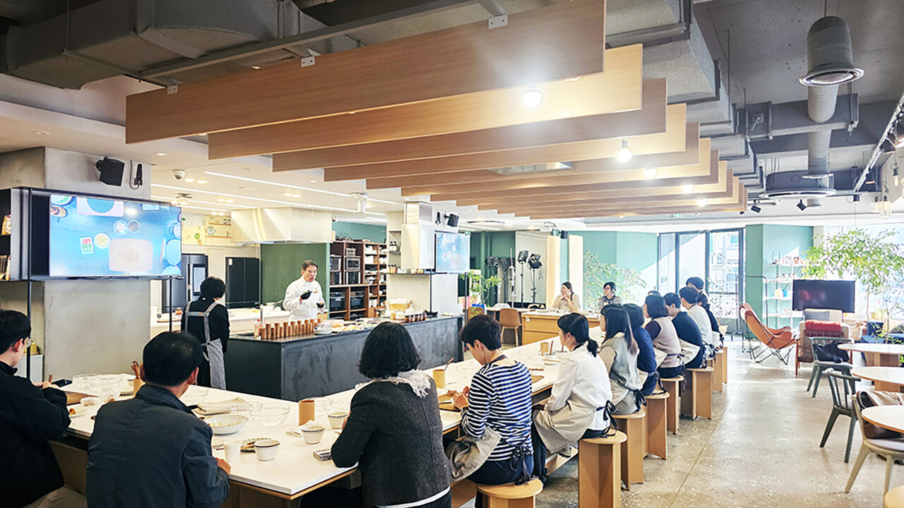 지난달 22일 서울 충무로 샘표식품 우리맛공간에서 열린 ‘담북장 요리교실’에서 참석자들이 왕철주 명장의 설명을 듣고 있다.	 [한국장류협동조합]