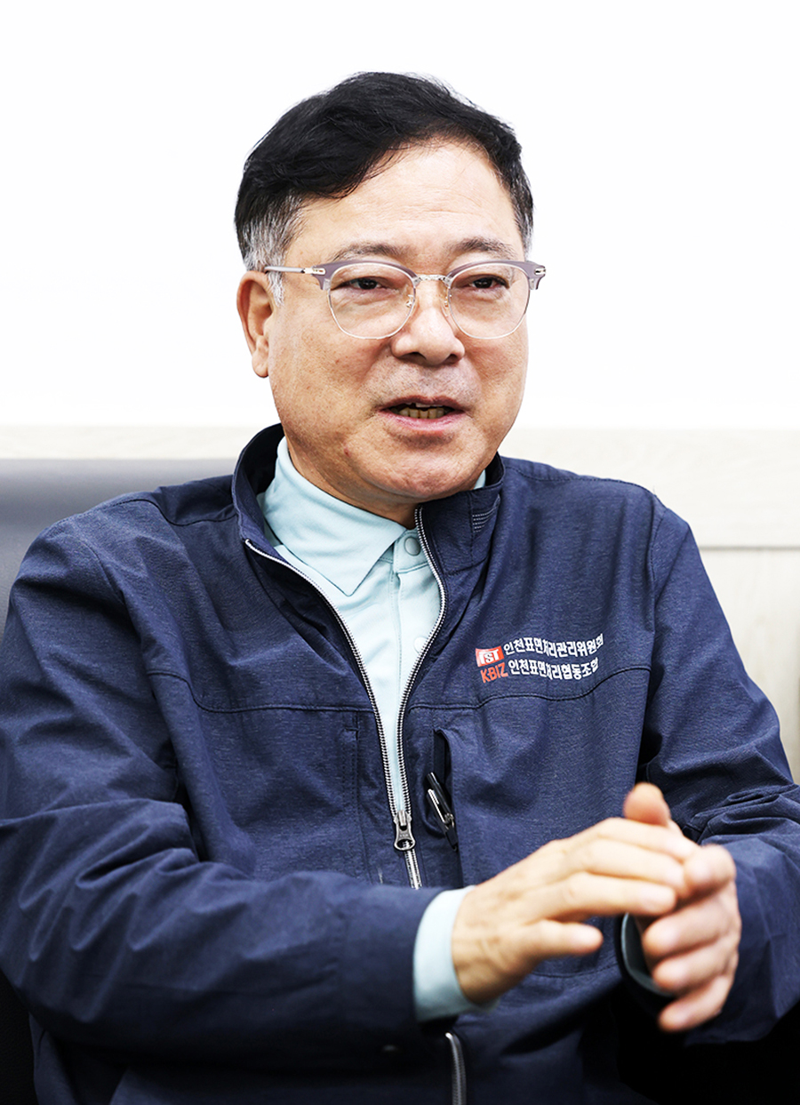 이영규 인천표면처리조합 이사장은 정부·공공기관 지원사업을 활용해 공동기반시설 구축과 스마트제조 기술 도입에 적극 나서고 있다. 	[중소기업중앙회]