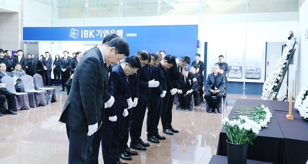 지난달 26일 중기중앙회에서 열린 ‘故 박상규 前중기중앙회장 추도식’에서 중기중앙회 임원들이 헌화하고 있다.