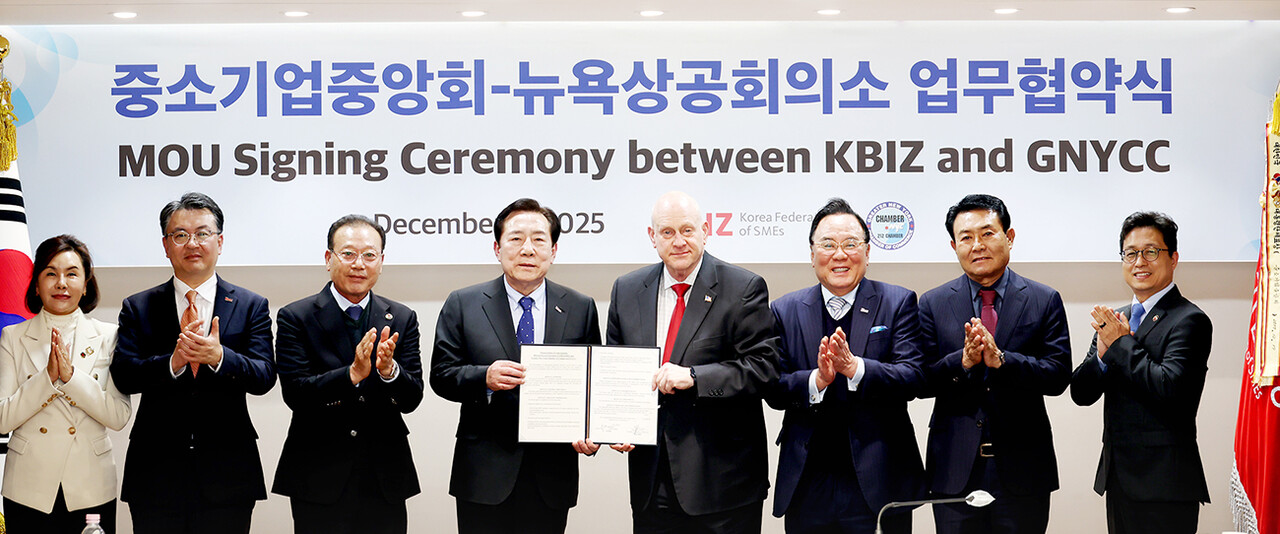 지난 5일 서울 여의도 중소기업중앙회에서 한국 중소기업의 미국시장 진출 확대를 위한 중기중앙회와 뉴욕상공회의소의 업무협약식이 열렸다. 왼쪽부터 김미경 미주한상총연 이사장, 오기웅 중기중앙회 상근부회장, 황병구 미주한상총연 회장, 김기문 중기중앙회장, 마크 재피 뉴욕상의 회장, 배조웅 중기중앙회 수석부회장, 강동한 중기중앙회 부회장.	/황정아 기자