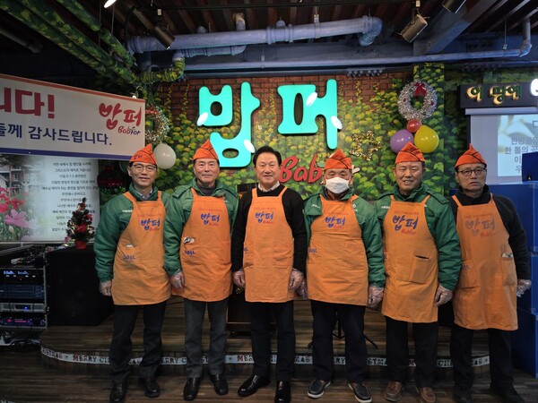 한국자동제어공업협동조합 최전남 이사장(왼쪽 세번째)과 조합 동호회 회장, 선임이사들은 지난 23일 청량리 소재 밥퍼나눔운동본부를 방문해 점심 봉사활동을 실시하고 후원금을 전달했다. [한국자동제어공업협동조합]