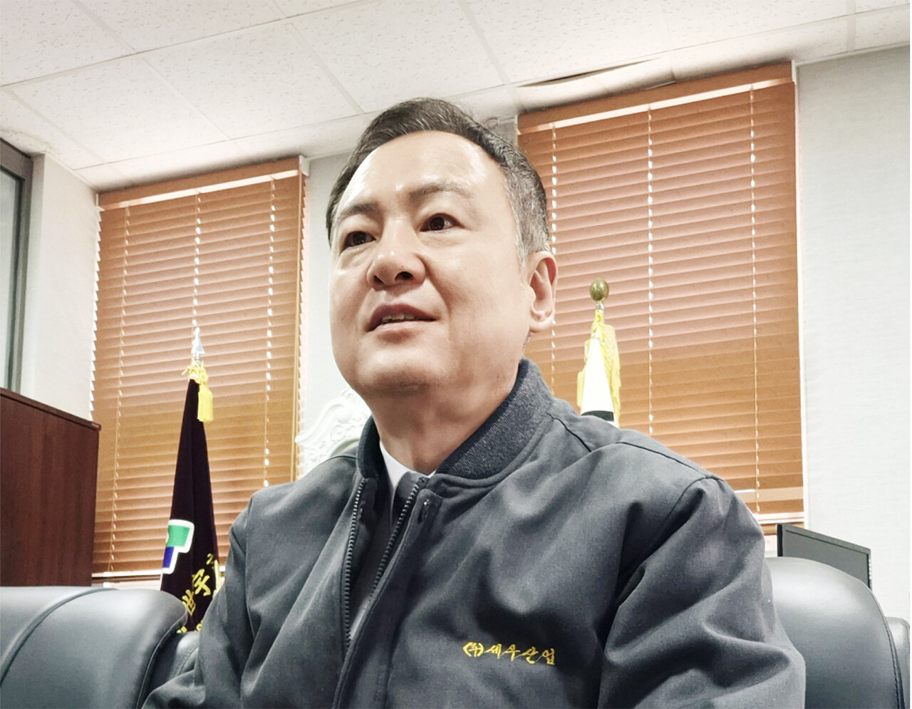 문훈기 발포플라스틱조합 이사장은 정부의 건축법 개정안과 관련해 “불연 단열재만을 법으로 허용하면 중소기업 도산과 고용 충격, 건축비 상승을 초래할 수 있다”며 “화재 원인에 맞춘 종합 대책과 성능 중심의 단계적 기준을 통해 산업 경쟁력과 안전을 함께 고려해야 한다”고 강조했다.    [한국발포플라스틱공업협동조합]