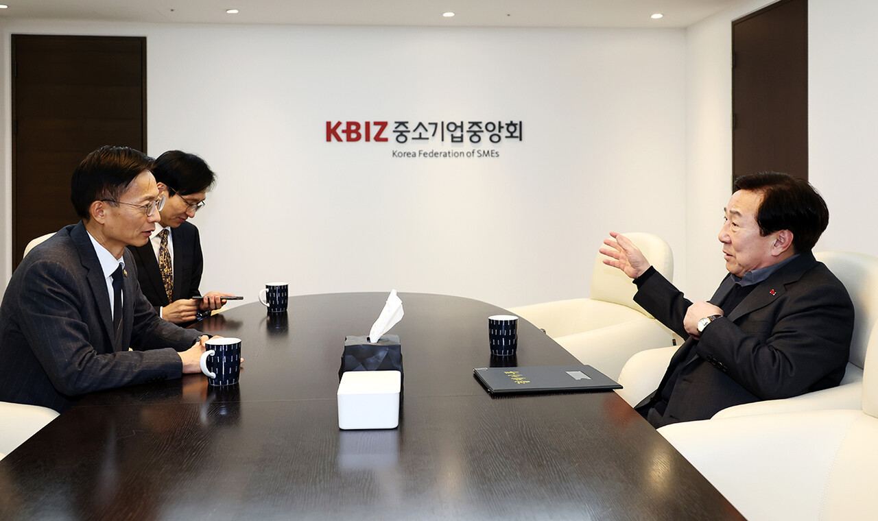 김용선 지식재산처장(왼쪽)이 지난 10일 중소기업중앙회를 찾아 김기문 중기중앙회장(오른쪽)과 중소기업 지식재산권 현안 논의를 하고 있다. [황정아 기자]