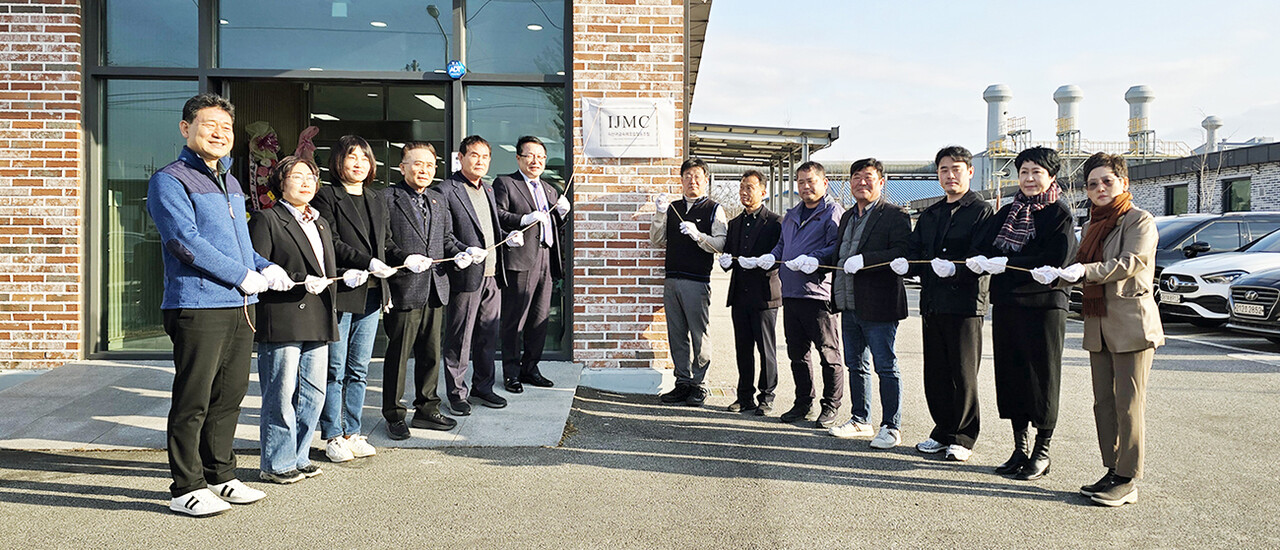 지난달 27일 익산귀금속제조업조합은 익산시 낭산면 제3일반산업단지 패션단지 내 주얼리 임대공장에서 정헌율 익산시장(왼쪽 여섯 번째) 등 관계자들이 참석한 가운데 조합 개소식 및 현판식을 개최했다. [익산귀금속제조업협동조합]