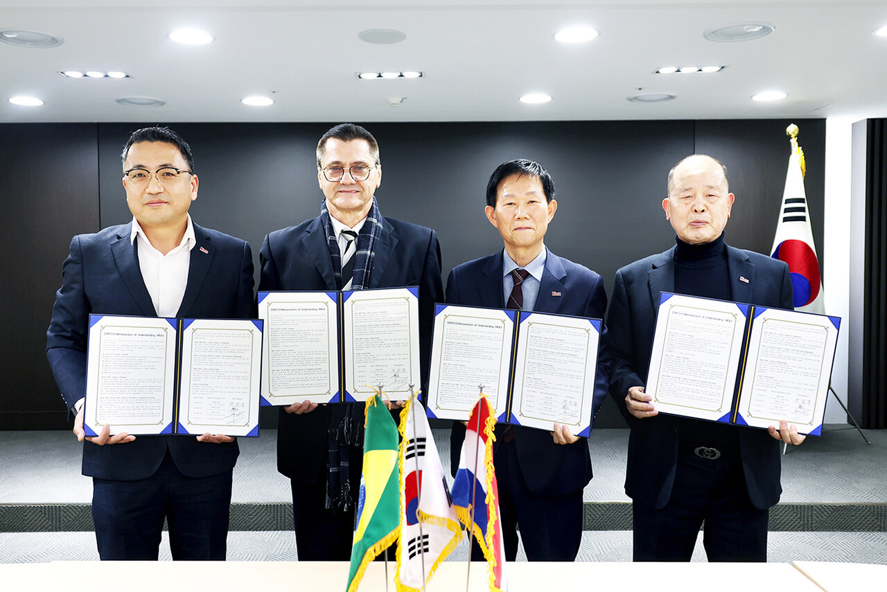 지난 4일 중기중앙회에서 개최된 ‘남미 시장 진출을 위한 업무협약식’에서 참석자들이 업무협약을 마친 후 기념촬영을 하고 있다. (왼쪽부터)신광석 전북글로벌유통물류사업협동조합 이사장, 자일손 리마 다 시우바 전 브라질 산타카타리나주 의회 의원, 채정묵 한국프라스틱공업협동조합연합회 회장, 박춘관 전북전주수퍼마켓협동조합 이사장.  	[황정아 기자]