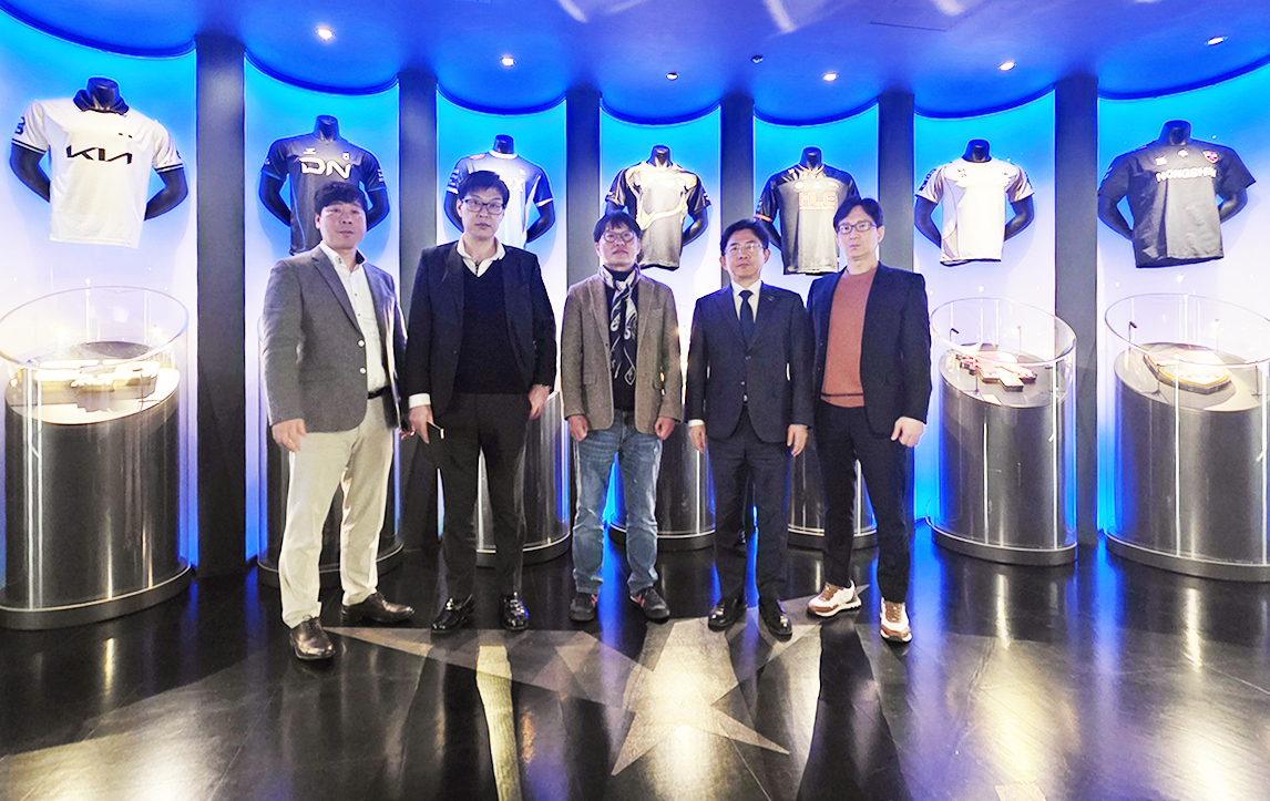 지난 10일 서울 종로구 롤파크에서 남궁영홍 한국인터넷PC카페협동조합 이사장(왼쪽 두번째) 등 PC방 업계 대표들이 라이엇 게임즈 코리아와 상생 재협상을 통해 ‘3개월간 과금 시간 10% 페이백’ 합의안을 도출했다.