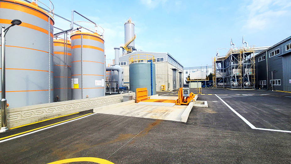 한국폐기물재활용공제조합 조합원사의 폐기물 재활용 시설 모습(왼쪽)과 폐산을 재활용해 인산 등 제품을 생산하는 재활용시설 모습. 	[한국폐기물재활용공제조합]