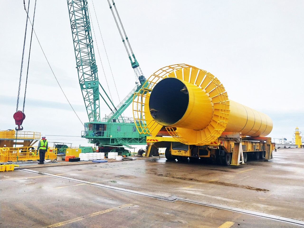 조합이 100톤 대형 크레인 등 공동장비를 활용해 정밀하게 제작한 해상 관측 장비(LiDAR) 하부 구조물.