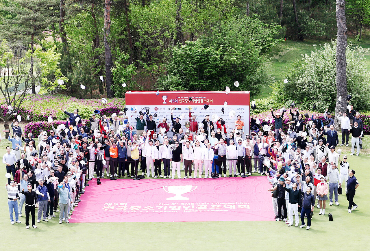 지난 7일 충북 음성군 코스카CC에서 열린 ‘제5회 전국 중소기업인 골프대회 결선전’에는 본부‧지역별 예선을 거쳐 선발된 중소기업 대표 등 208명이 참가했다. 참석자들이 기념 촬영을 하고 있다.	[황정아 기자]