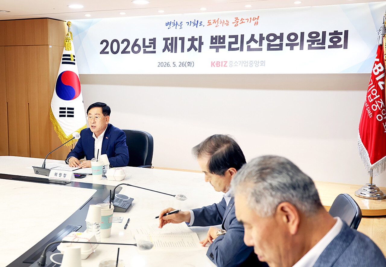지난달 26일 여의도 중기중앙회에서 열린 ‘2026년 제1차 뿌리산업위원회’에서 박평재 위원장(맨 왼쪽)이 회의를 주재하고 있다.  	[황정아 기자]