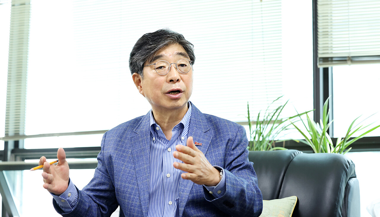 김영석 중기중앙회 선거관리위원장이 지난달 27일 서울경인레미콘조합 사무실에서 내년 제28대 중기중앙회장 선거운동 관련 금지 및 제한 사항에 대해 설명하고 있다.	[황정아 기자]