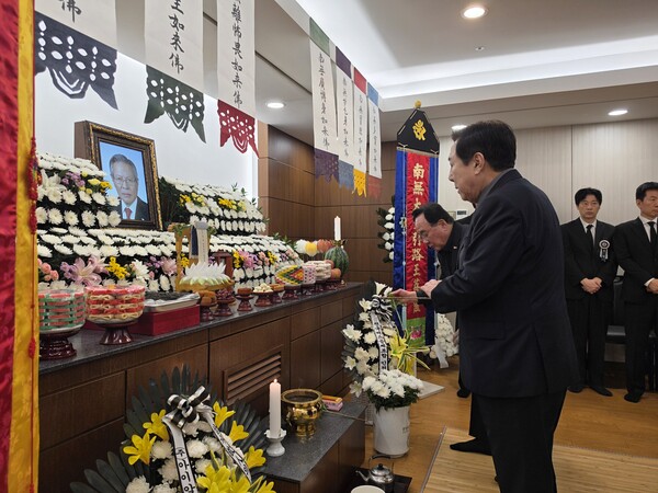 지난 4일 김기문 중소기업중앙회 회장을 비롯한 회장단이 고(故) 강영식 전 중기중앙회 부회장의 빈소를 찾아 영정에 국화를 헌화하며 고인을 추모하고 있다. [중기중앙회]