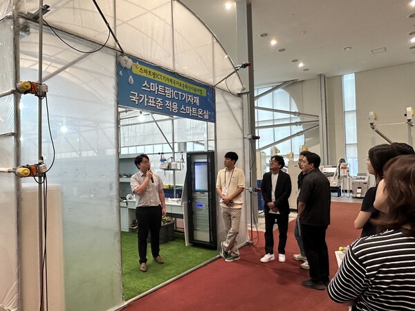 지난 27일 한국농기계공업협동조합을 방문한 중기중앙회, 중소벤처기업부, 전국 16개 광역지자체 관계자들이 조합 관계자로부터 '스마트팜ICT기자재 국자표준 적용 스마트온실' 관련 설명을 듣고 있다. [중기중앙회]