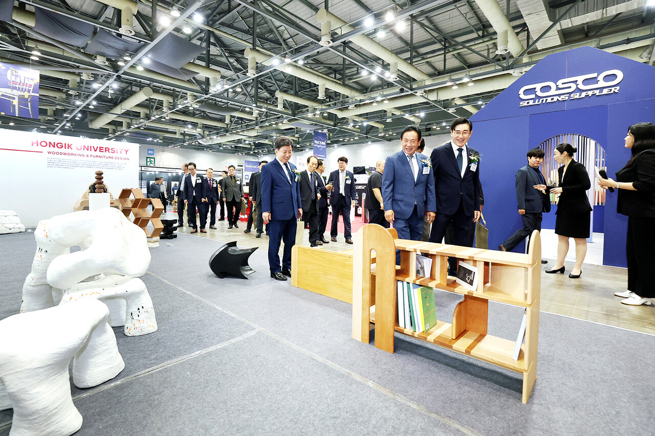 지난달 27일부터 나흘간 경기도 고양시 킨텍스에서 진행된 ‘2026 한국국제가구 및 인테리어산업대전(KOFURN·코펀)’에서 이순종 가구연합회장(앞줄 왼쪽 두번째)이 심승일 중기중앙회 부회장 등 주요 인사들과 함께 전시된 제품을 살펴보고 있다.	[중소기업중앙회]
