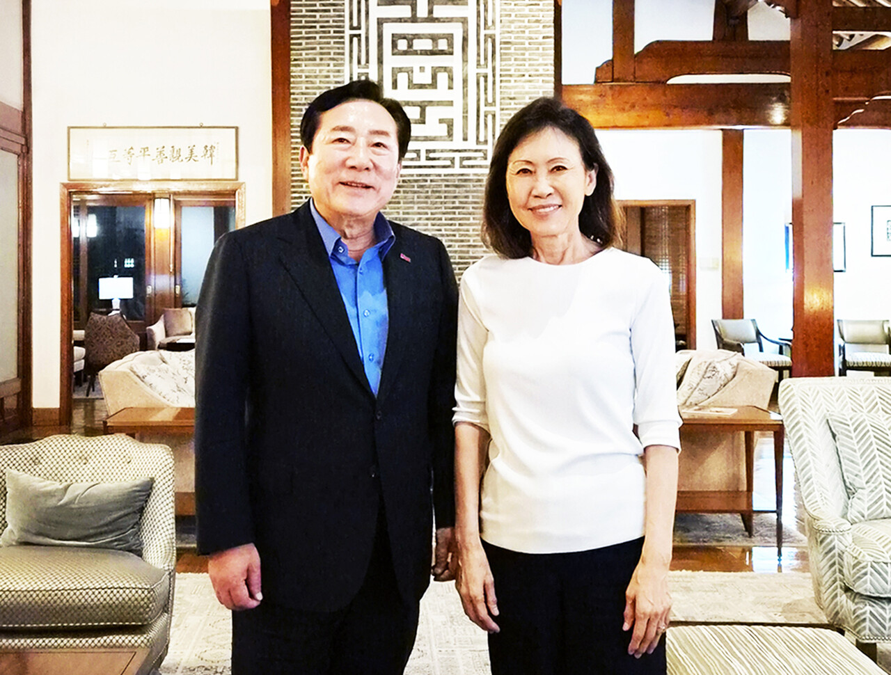 김기문 중기중앙회장은 지난 7일 경제단체장 중 처음으로 미셸 스틸 신임 주한미국대사(오른쪽)의 초청을 받아 주한미국대사관저에서 간담을 가졌다.