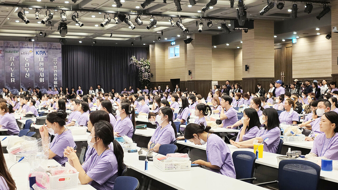 지난 7일 중소기업중앙회에서 열린 ‘제3회 PTS문화예술대전’ 참가자들이 경진대회에 앞서 진행 설명을 듣고 있다. 	[대한문신사중앙회]