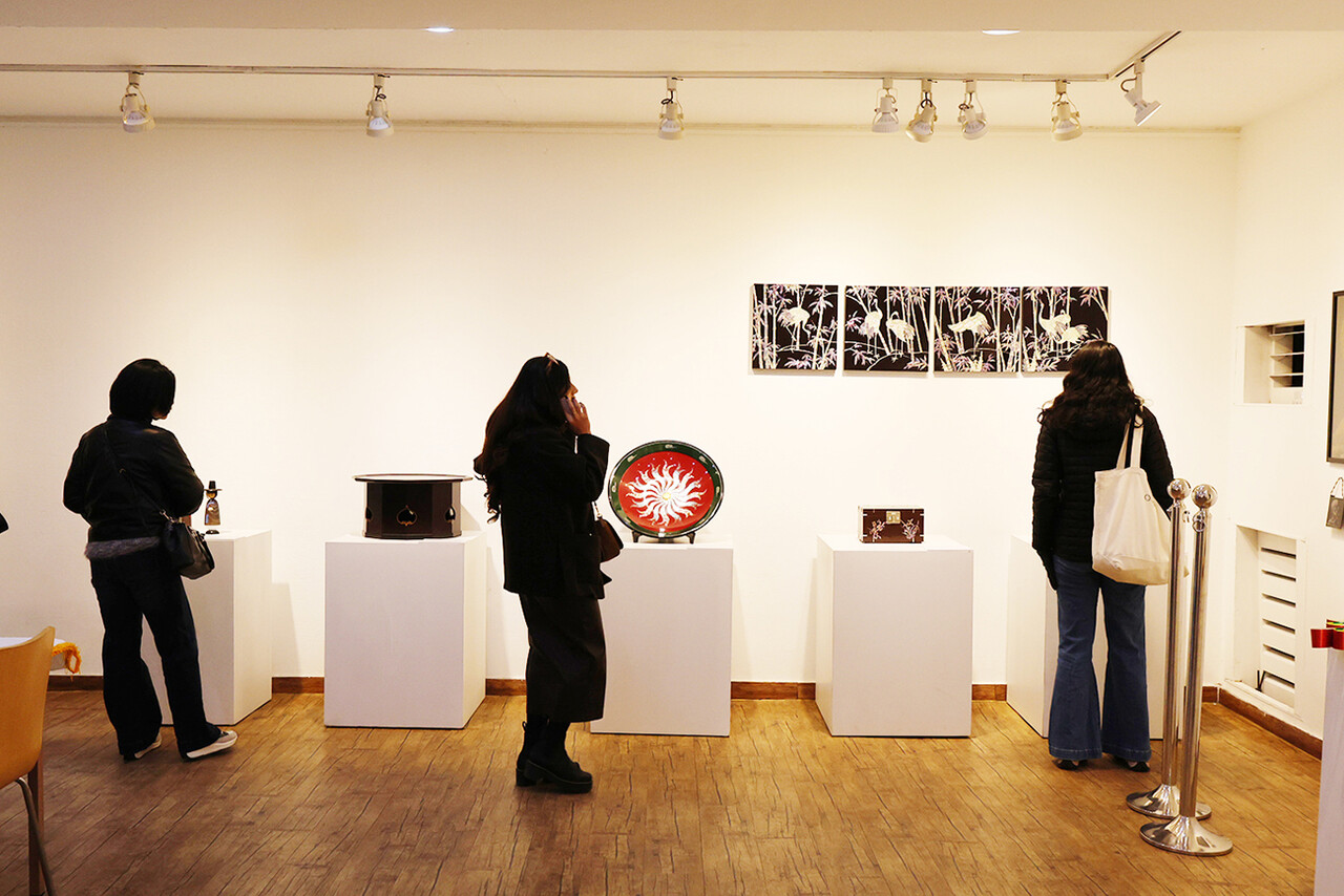 지난 11월 26일부터 12월 2일까지 서울 인사동 경인미술관에서 열린 ‘2025 경기 고양 공예품 전시회’에서 관람객들이 작품을 감상하고 있다. /경기공예협동조합