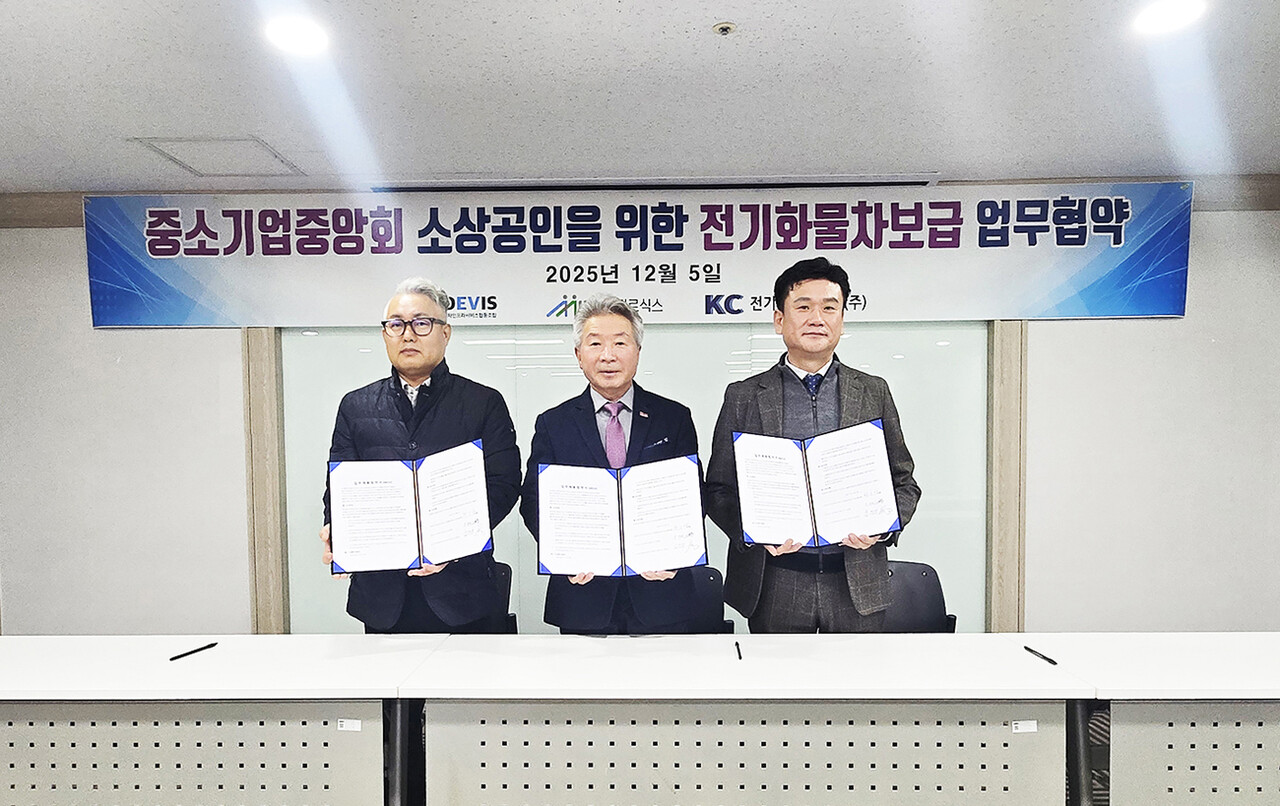 지난 5일 ‘경형 전기화물차 보급사업 추진을 위한 업무협약식’에서 (왼쪽부터) 우경택 미르식스 대표, 황인환 전기차인프라서비스조합 이사장, 김문정 KC전기자동차판매 대표가 기념촬영을 하고 있다. /한국전기차인프라서비스사업협동조합